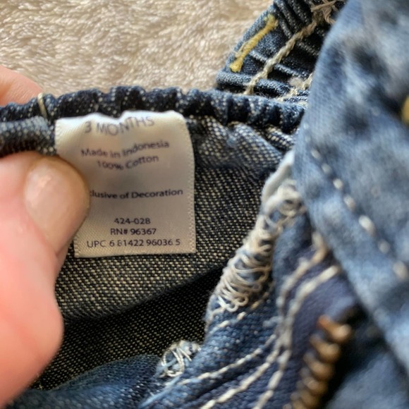 3 Month Bundle OshGosh Jeans & Onsie - Picture 5 of 9